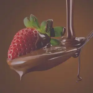Rode aardbei op een lepel met stromende en druipende chocolade chocolade en een