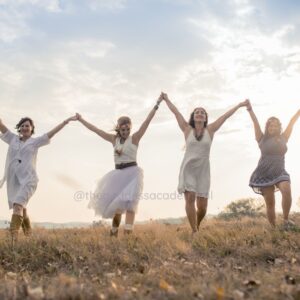 Groep vrouwen dansend in het gras