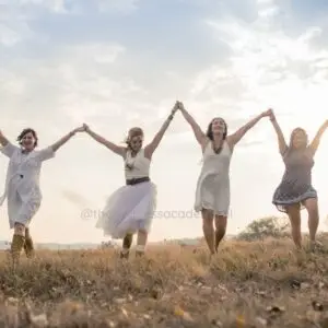 Groep vrouwen dansend in het gras