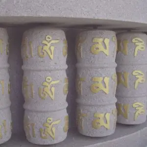 Stenen rollen met geschriften. Zandkleurig met goud