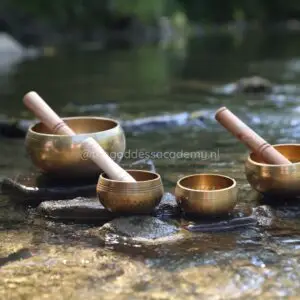 4 klankschalen in een beekje met stenen