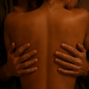 Stel oefent samen een ontspannende massage tijdens een massageworkshop