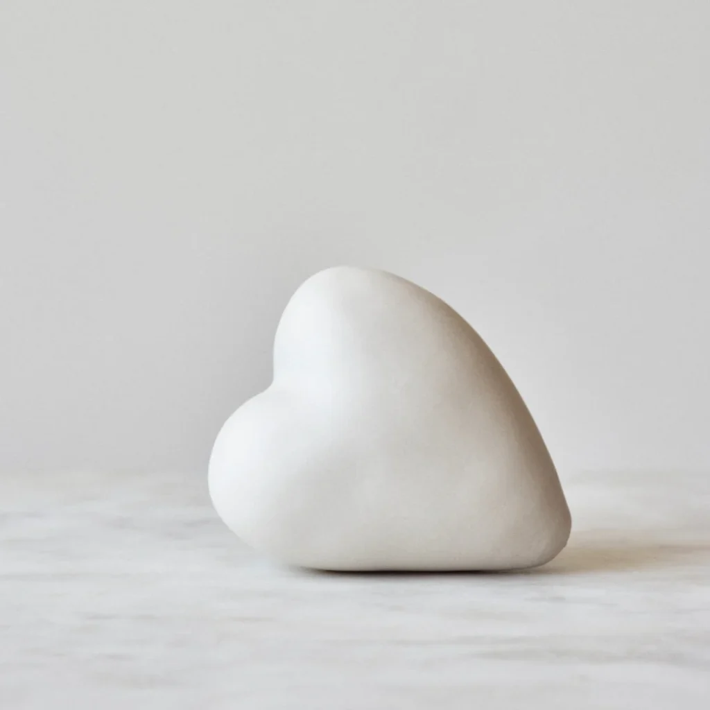 Keramisch hart in de kleur stone voor het Hartritueel Gebroken Hart.